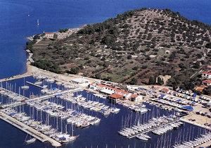 Charter-Kroatien-Sukosan: Die Marina Hramnina bietet ber 400 Liegepltze