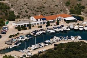 Charter-Kroatien-Simuni: Die Marina Simuni bietet Seglern die Mglichkeit Reparaturen durchfhren zu lassen