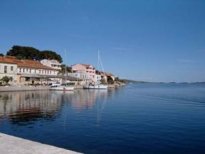 Charter-Kroatien-Sukosan: Lavsa, eine typische Insel der Kornaten